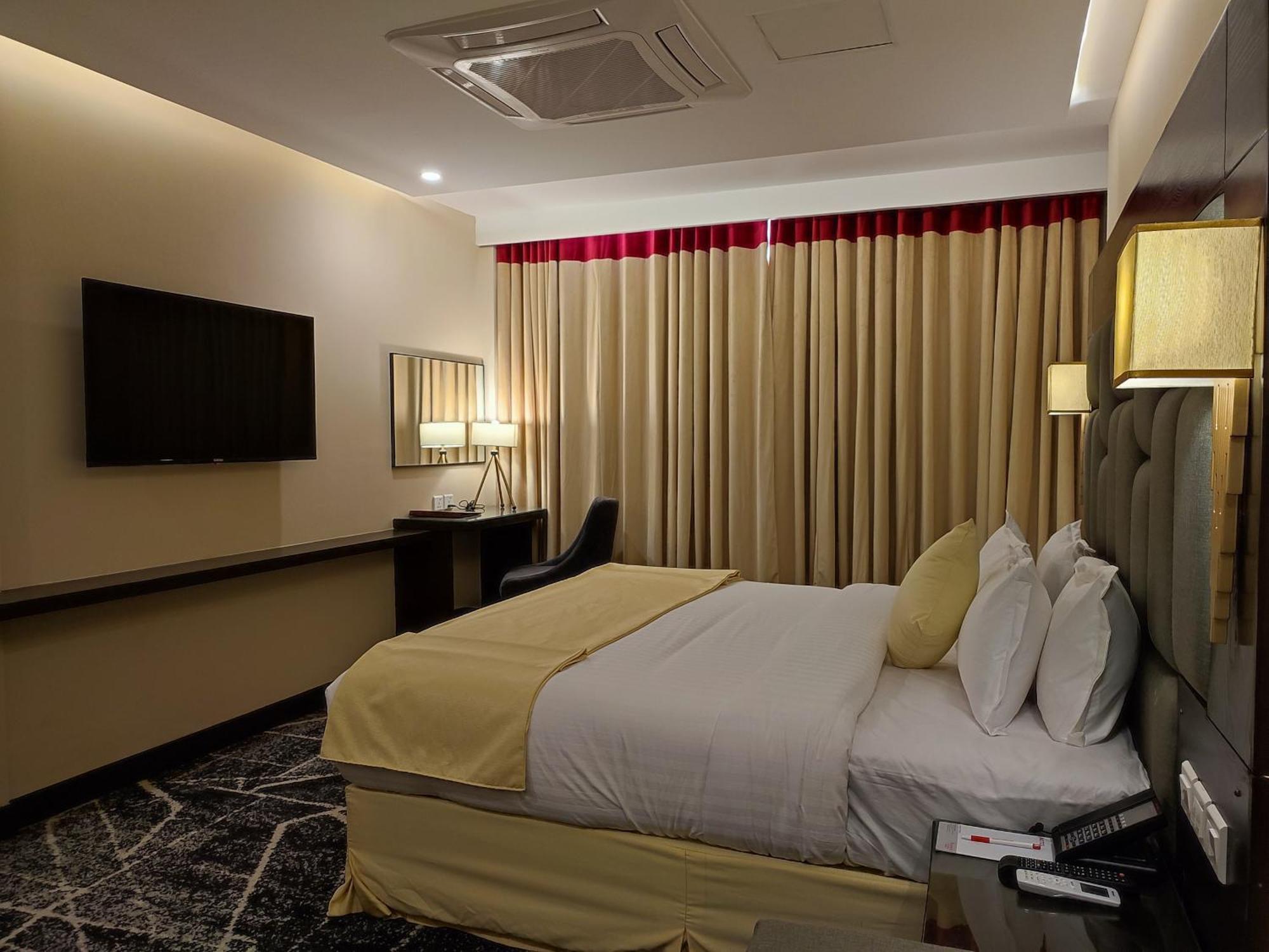 Ramada By Wyndham Murree Lower Topa Resort Esterno foto