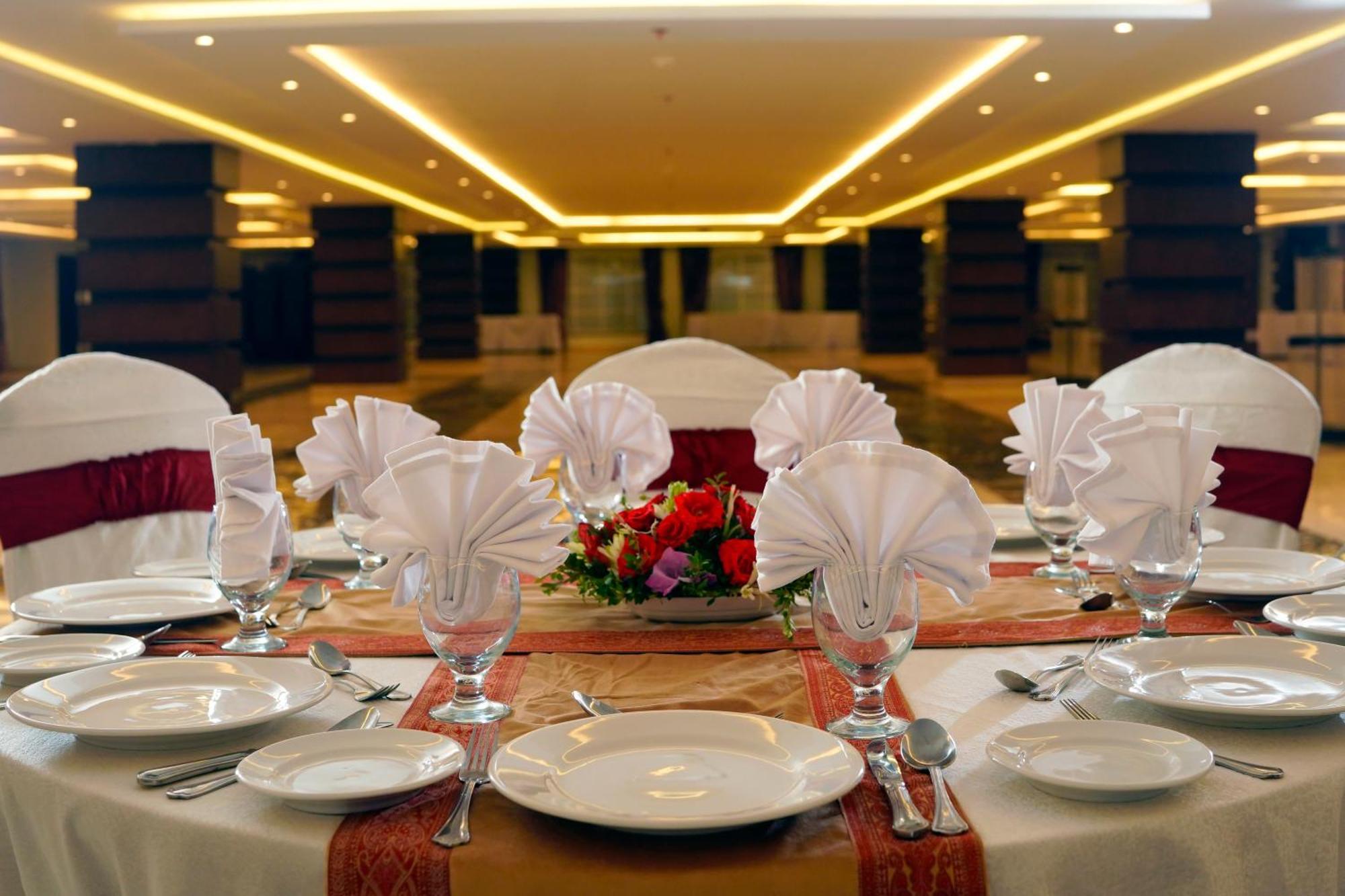 Ramada By Wyndham Murree Lower Topa Resort Esterno foto